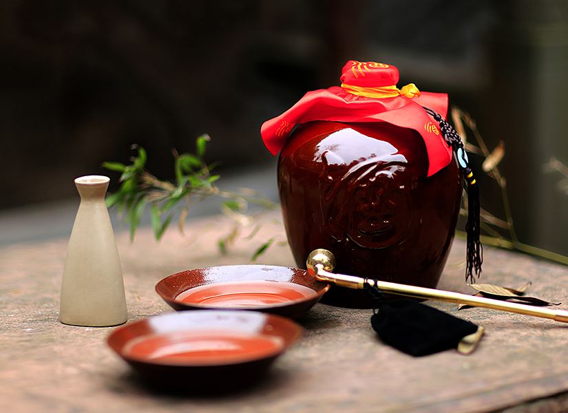 为什么右侧倒酒左侧敬酒，了解中国酒文化中的礼仪与习俗